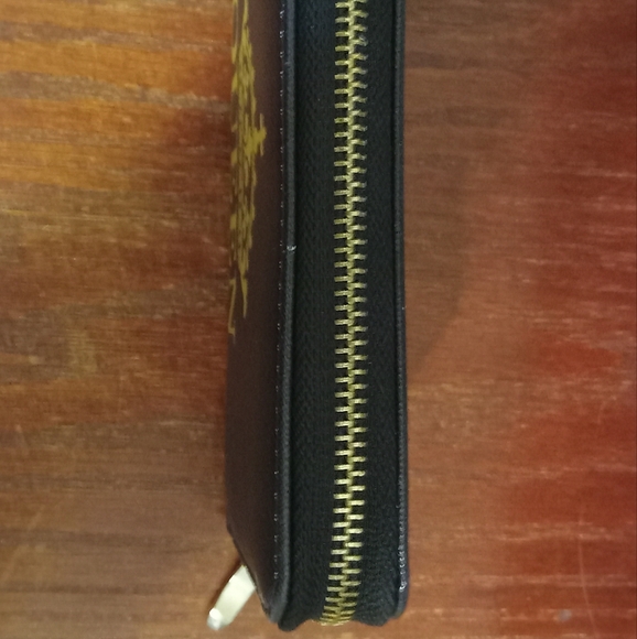 Queen Black and Gold Wallet - Picture 5 of 5